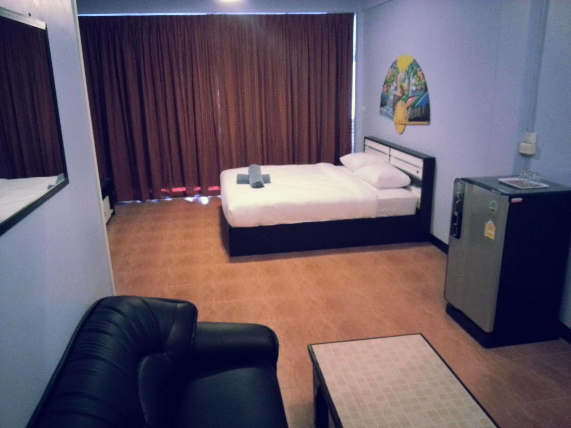 Oyo 963 Sunshine Guesthouse Pattaya Exterior foto