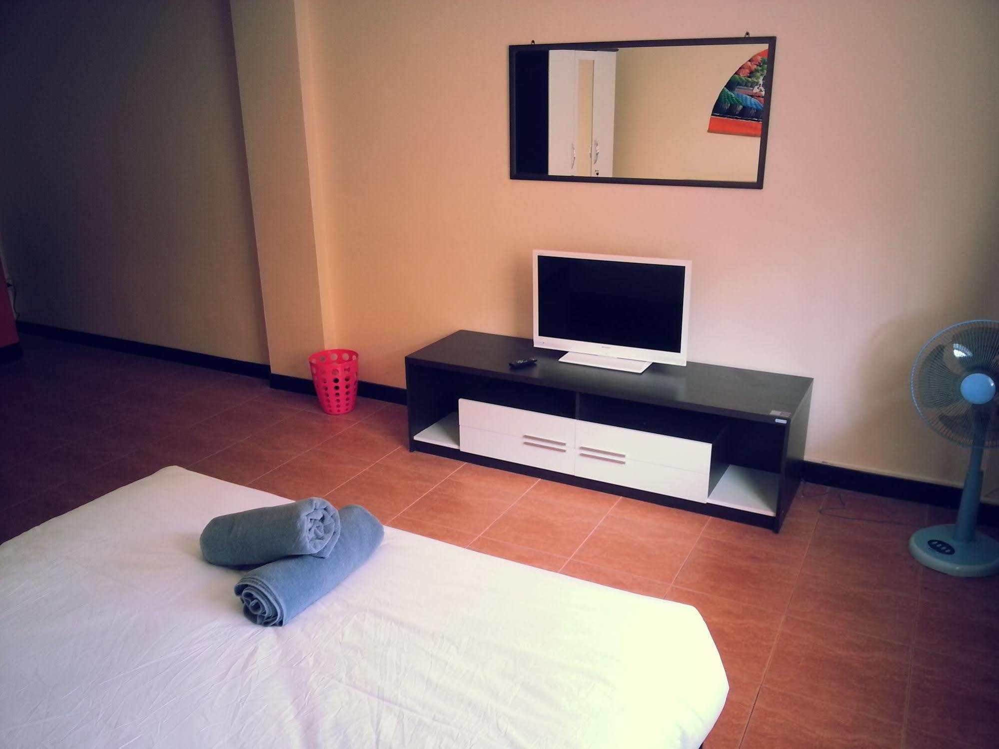 Oyo 963 Sunshine Guesthouse Pattaya Exterior foto